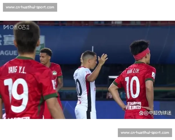 河南足球教父画像遭泼红漆 成都球迷极端行为引发公愤